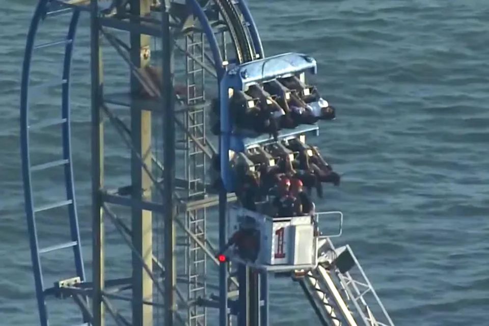 8 passagers bloqués bloqués à 30m de haut sur un rollercoaster !
